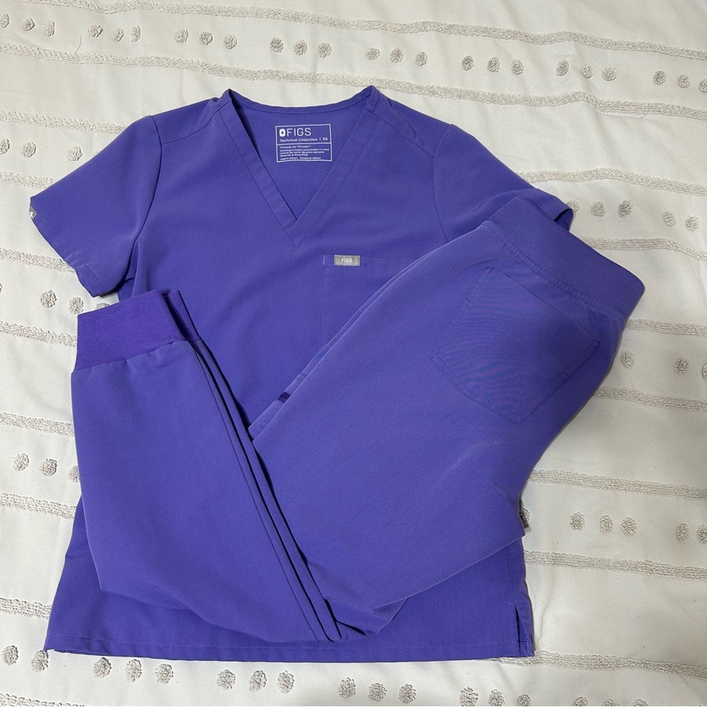 FIGS Amethyst Scrub Set- XS TOP, S BOTTOMS